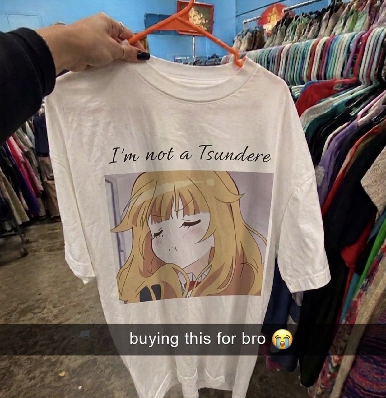 Белая футболка с аниме-девушкой и надписью «I'm not a Tsundere», которую шутливо покупают «для бро»
