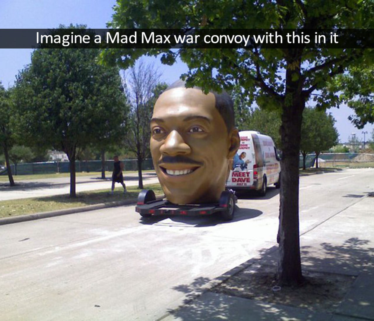 Imagine a Mad Max war convoy with this in it Гигантская голова Эдди Мерфи на прицепе "Представьте себе боевой конвой Безумного Макса с этим"