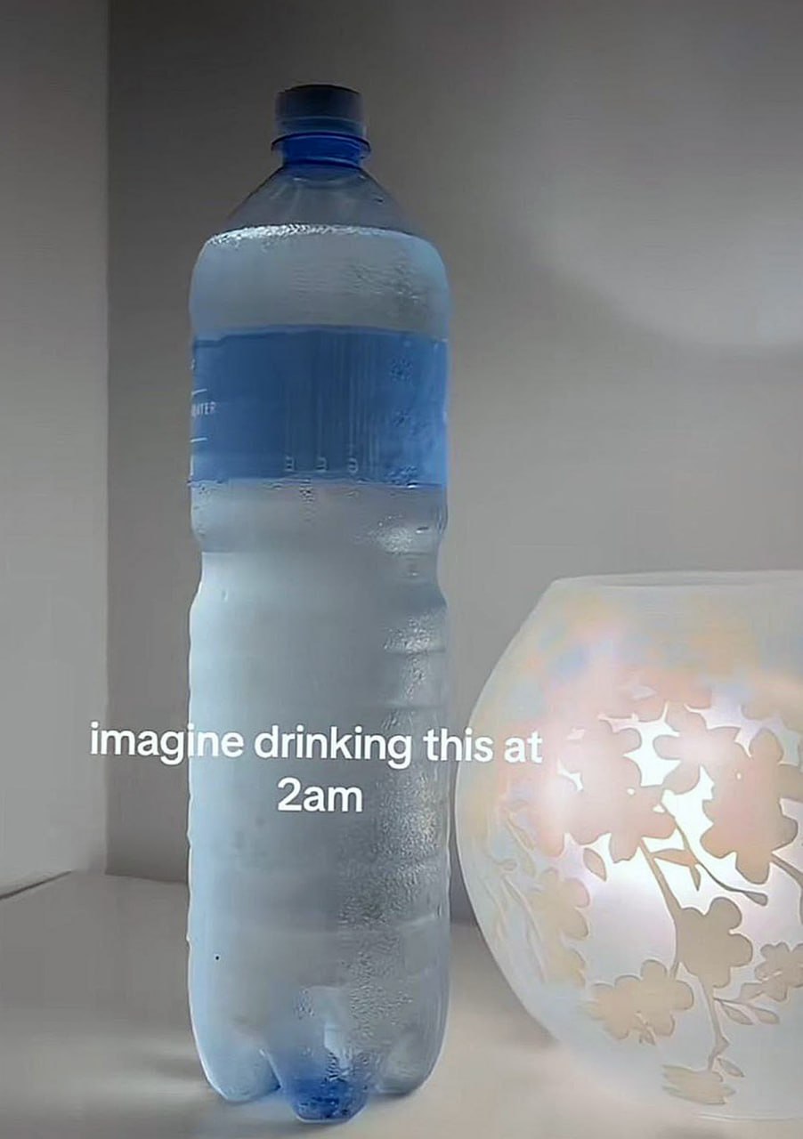 Imagine drinking this at 2am Запотевшая бутылка воды со льдом и надписью «Imagine drinking this at 2am» рядом с лампой