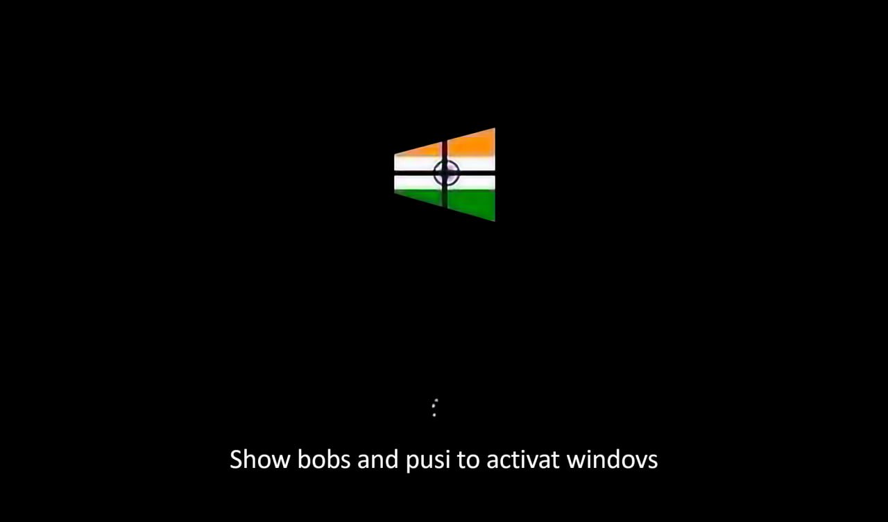 Индийская активация Windows Мем с черным экраном загрузки Windows, на котором вместо стандартного логотипа изображен флаг Индии и подпись "Show bobs and pusi to activat windovs".