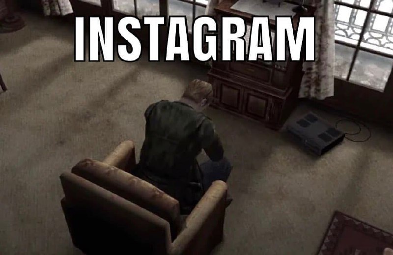 Instagram в кресле Мужчина в кресле с надписью Instagram на фоне старой мебели.