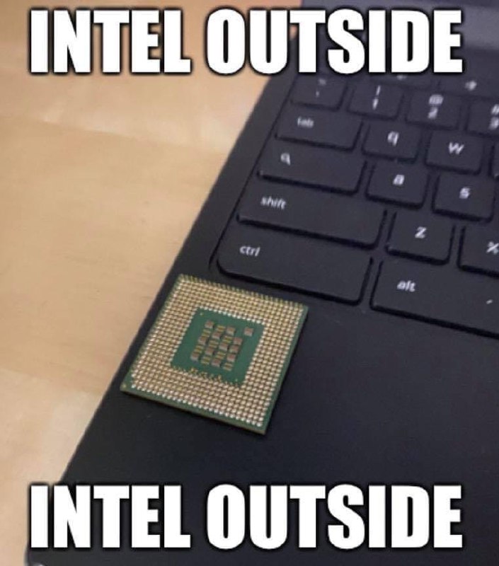 Intel снаружи Мем с процессором Intel, лежащим на клавиатуре ноутбука, с подписью "Intel снаружи"