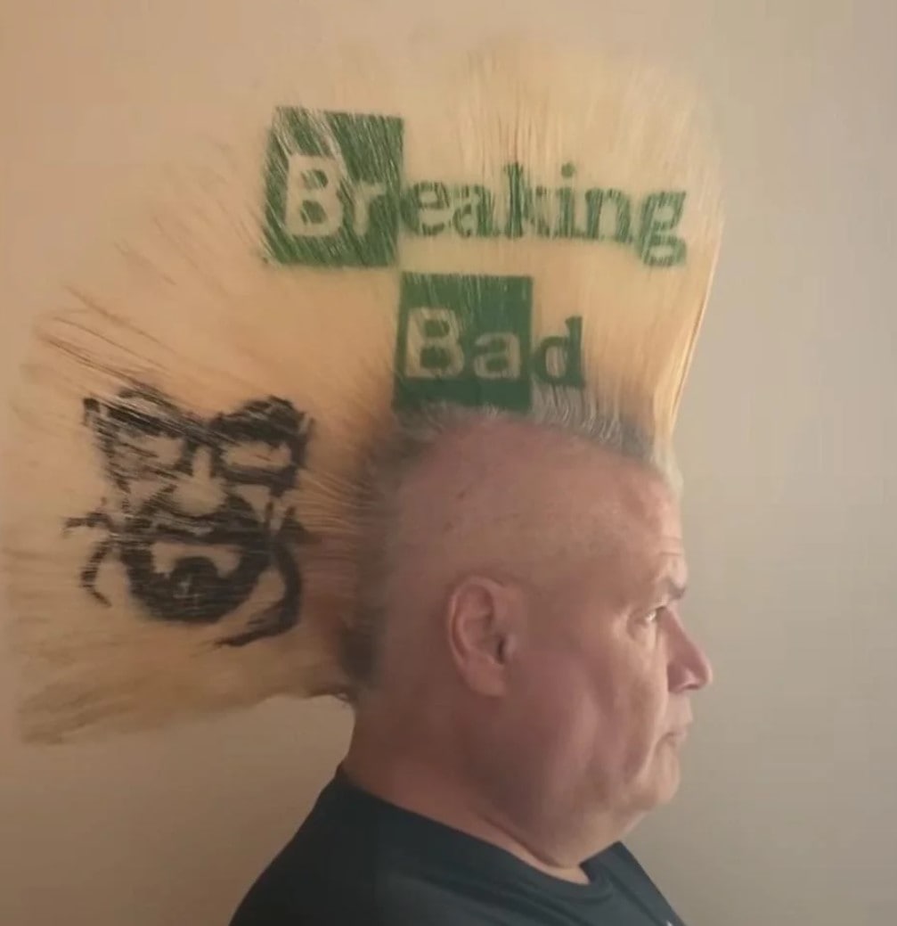 Ирокез с надписью Breaking Bad и Уолтером Уайтом Мужчина с причёской ирокез, на которой выбрит логотип Breaking Bad и Уолтер Уайт.
