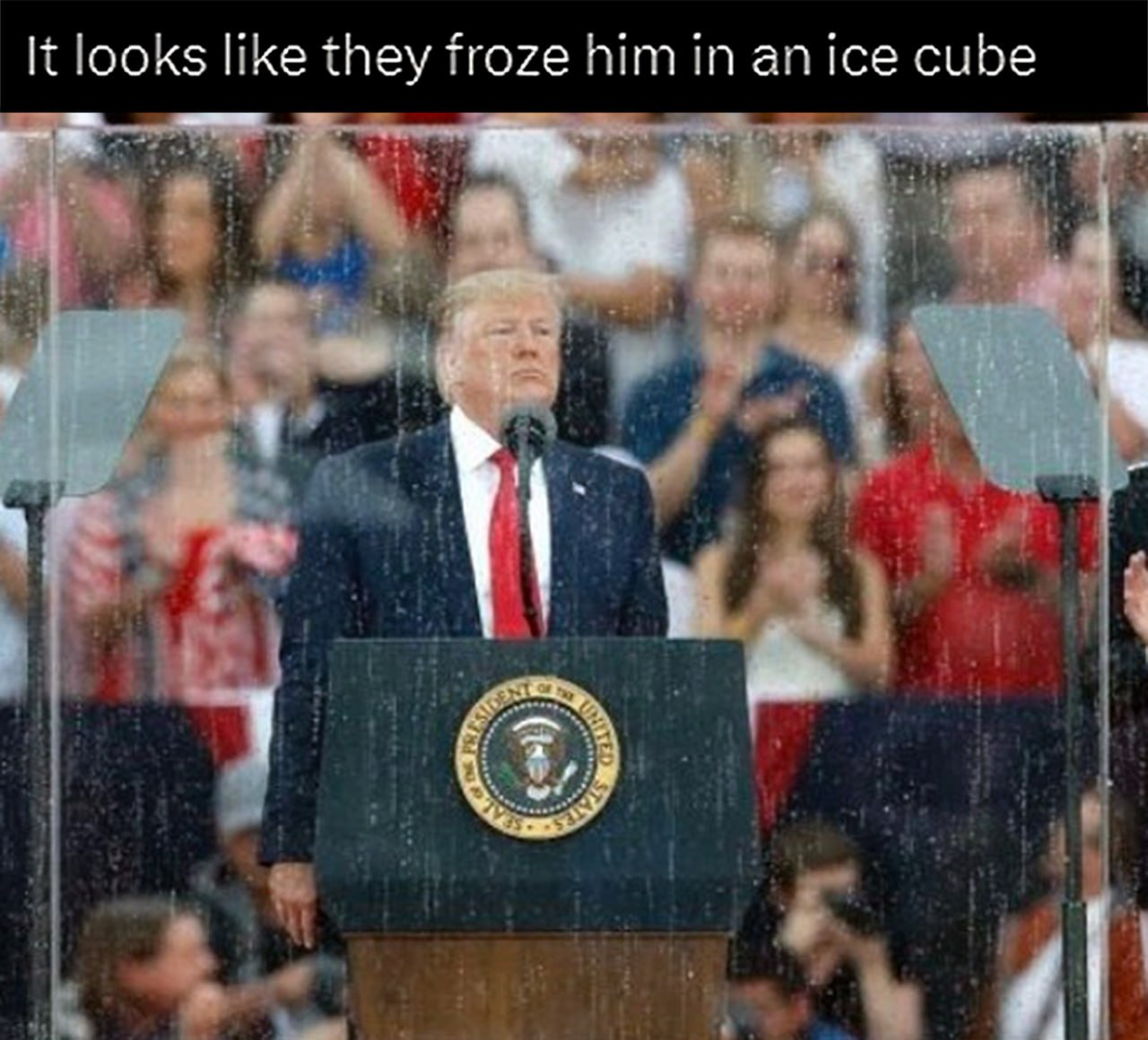 It looks like they froze him in an ice cube Дональд Трамп в ледяном кубе во время дождя