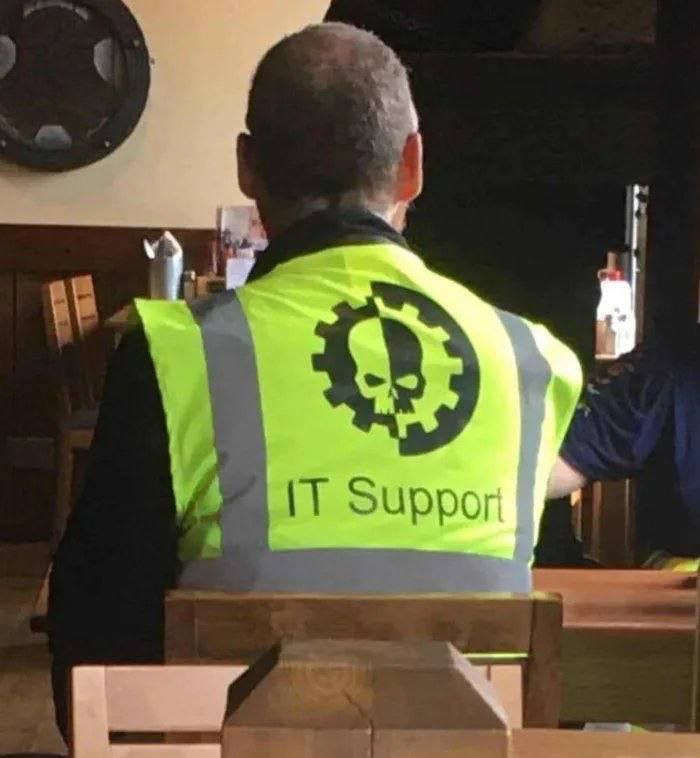 IT Support череп и шестеренка Мужчина в жилете айтишника с черепом и шестеренкой