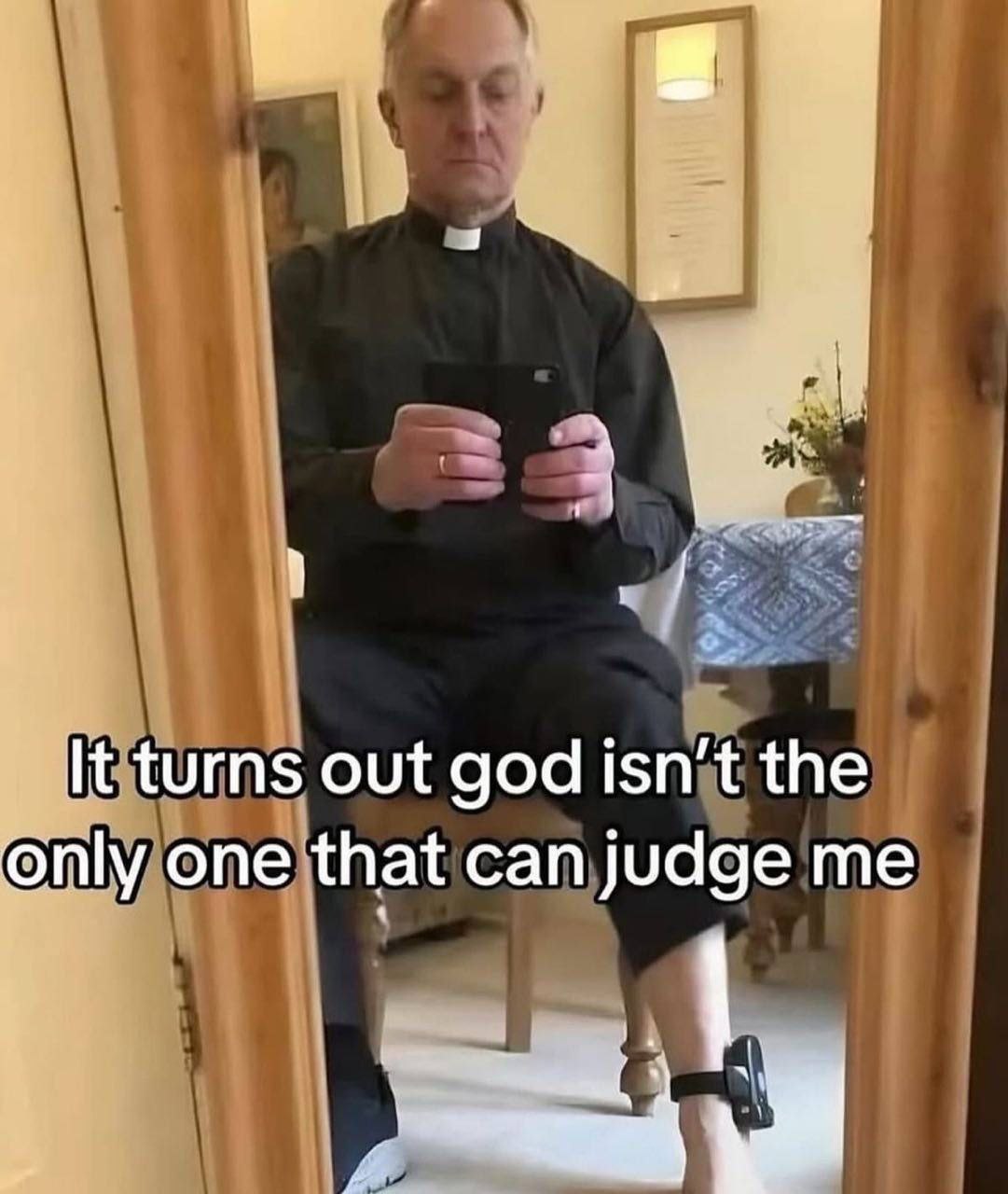 It turns out god isn't the only one that can judge me Священник с электронным браслетом на ноге смотрит в телефон, а надпись на фото гласит "It turns out god isn't the only one that can judge me".