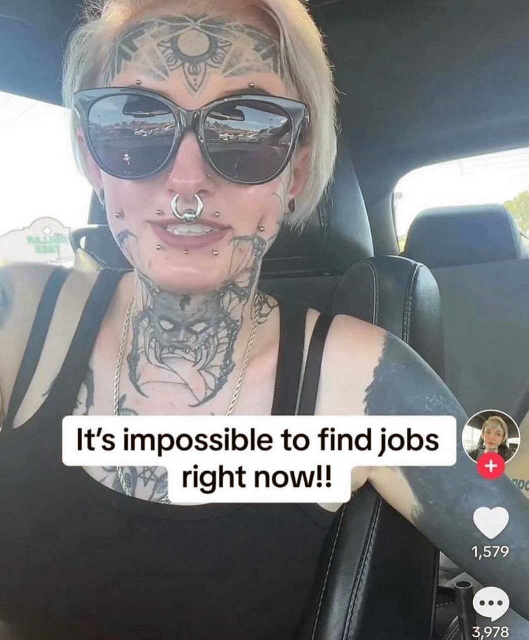 It's impossible to find jobs right now Мем с девушкой, у которой по всему лицу и телу татуировки и пирсинг, жалующейся на то, что «It's impossible to find jobs right now»