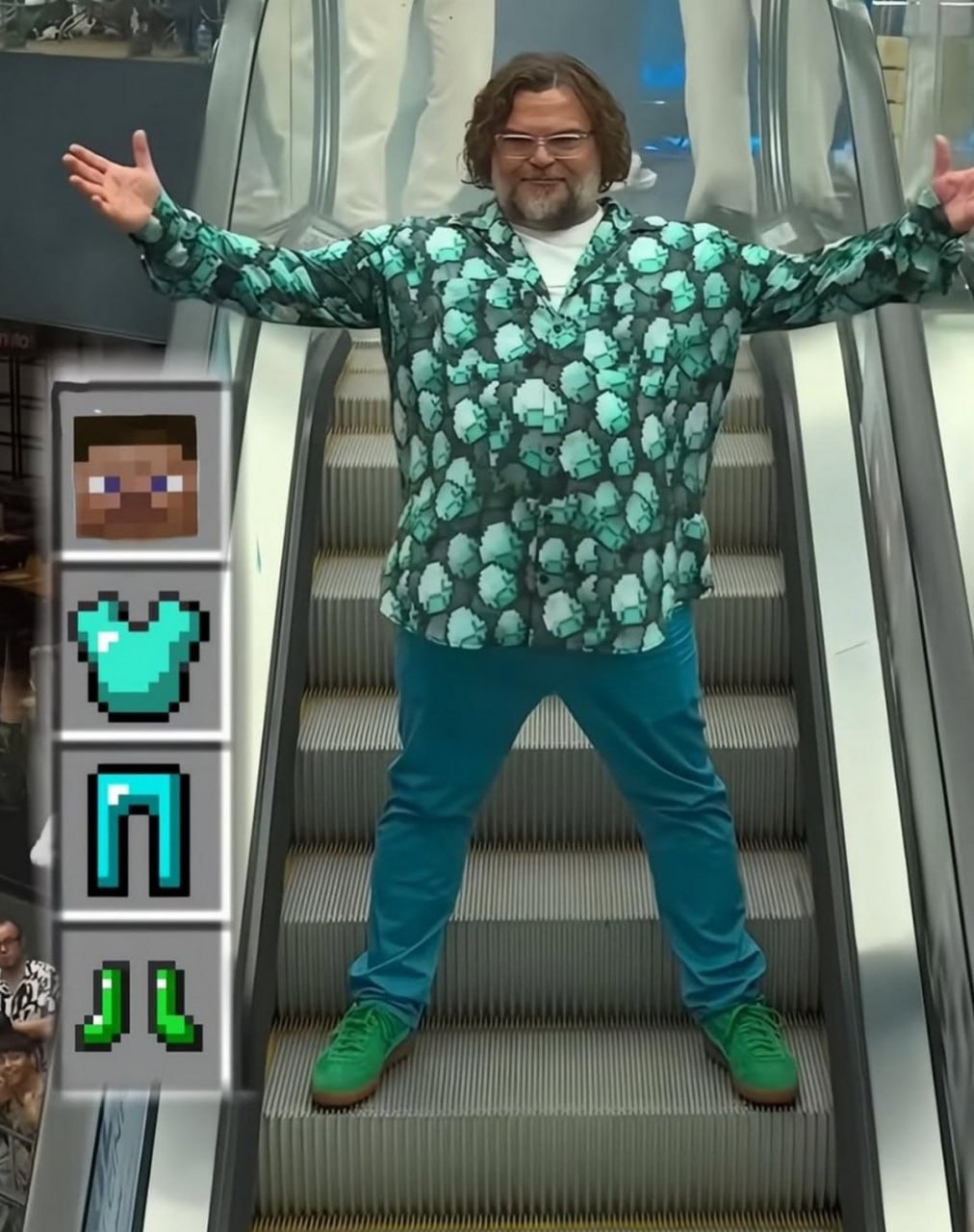 Джек Блэк в костюме из Minecraft Джек Блэк в костюме из Minecraft с элементами интерфейса игры