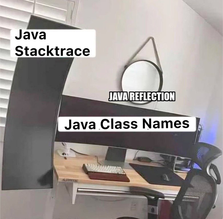 Шутка про Java Stacktrace, Java Class Names и Java Reflection на фотографии необычно установленных мониторов.