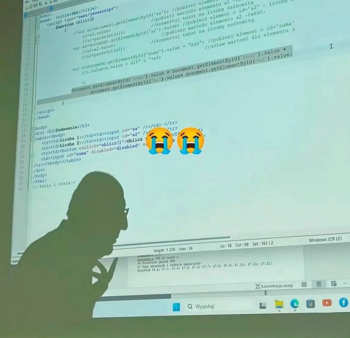 Сложение строк JavaScript Силуэт человека перед проекционным экраном с кодом JavaScript и HTML, показывающим сложение строк вместо чисел, с эмодзи плачущего смеха.