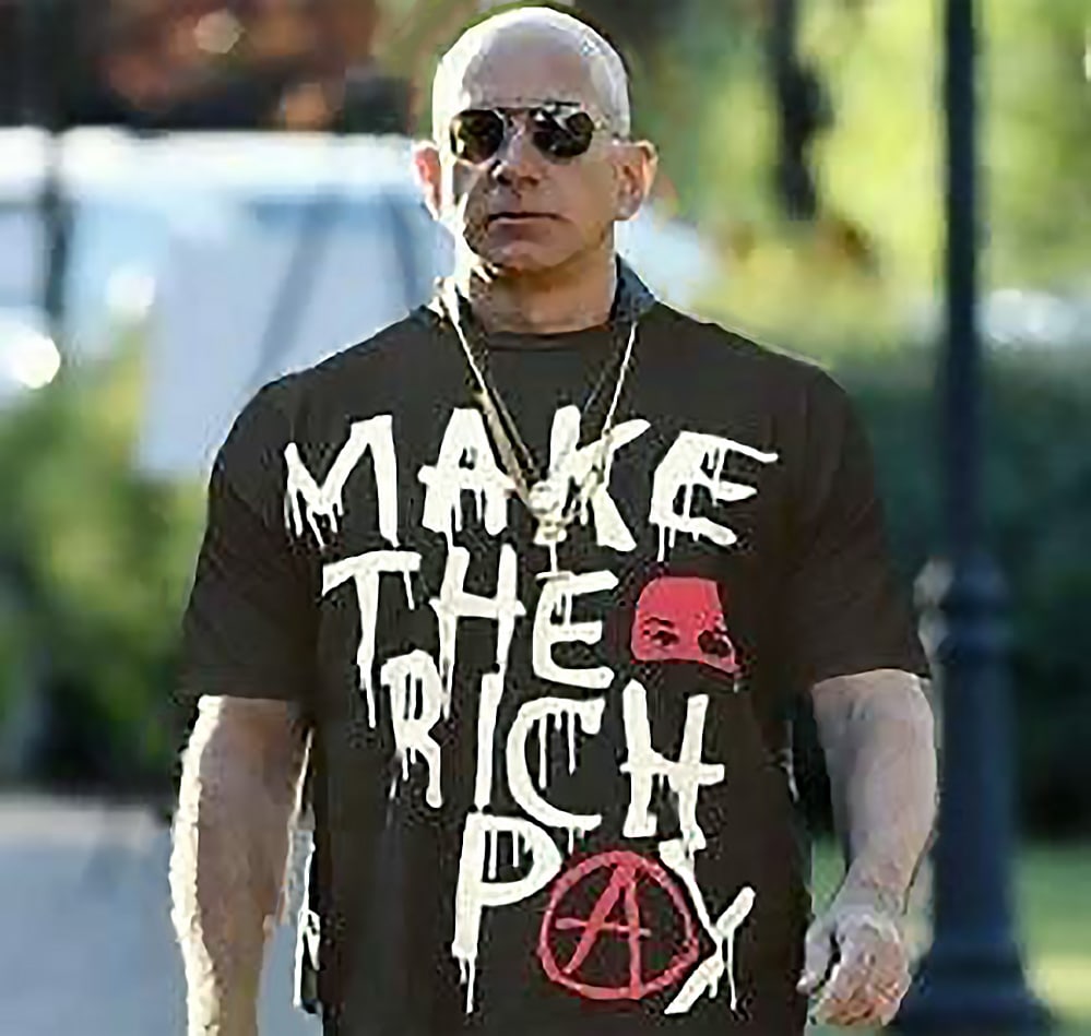 Джефф Безос в футболке Make the rich pay Джефф Безос в футболке с надписью «Make the rich pay»