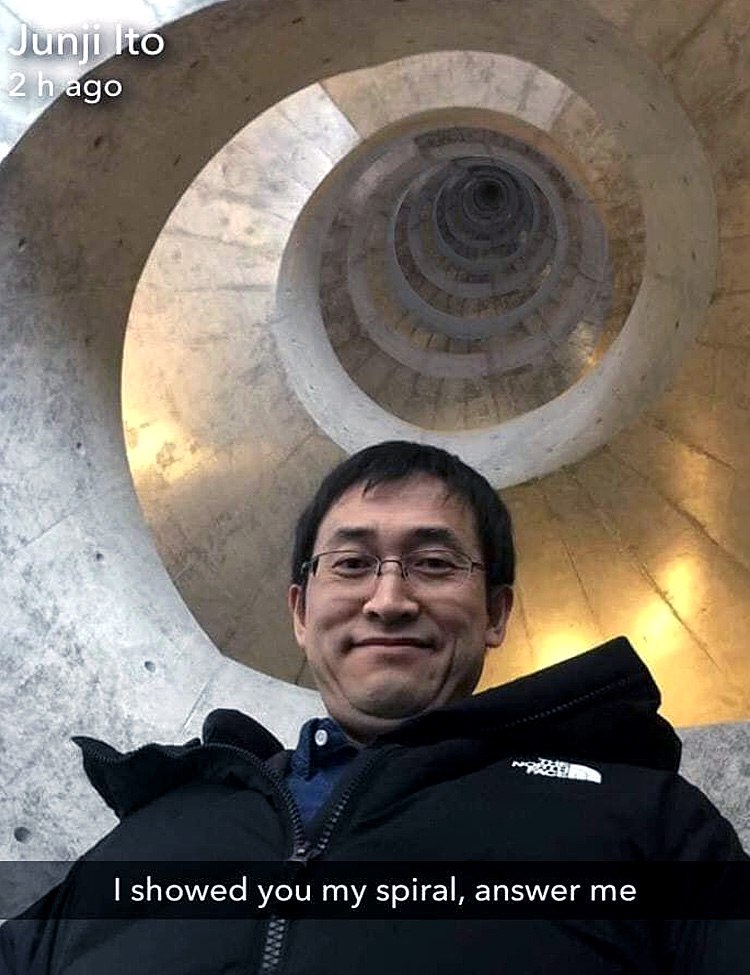 Junji Ito I showed you my spiral, answer me Дзюндзи Ито показывает свою спираль и просит ответить