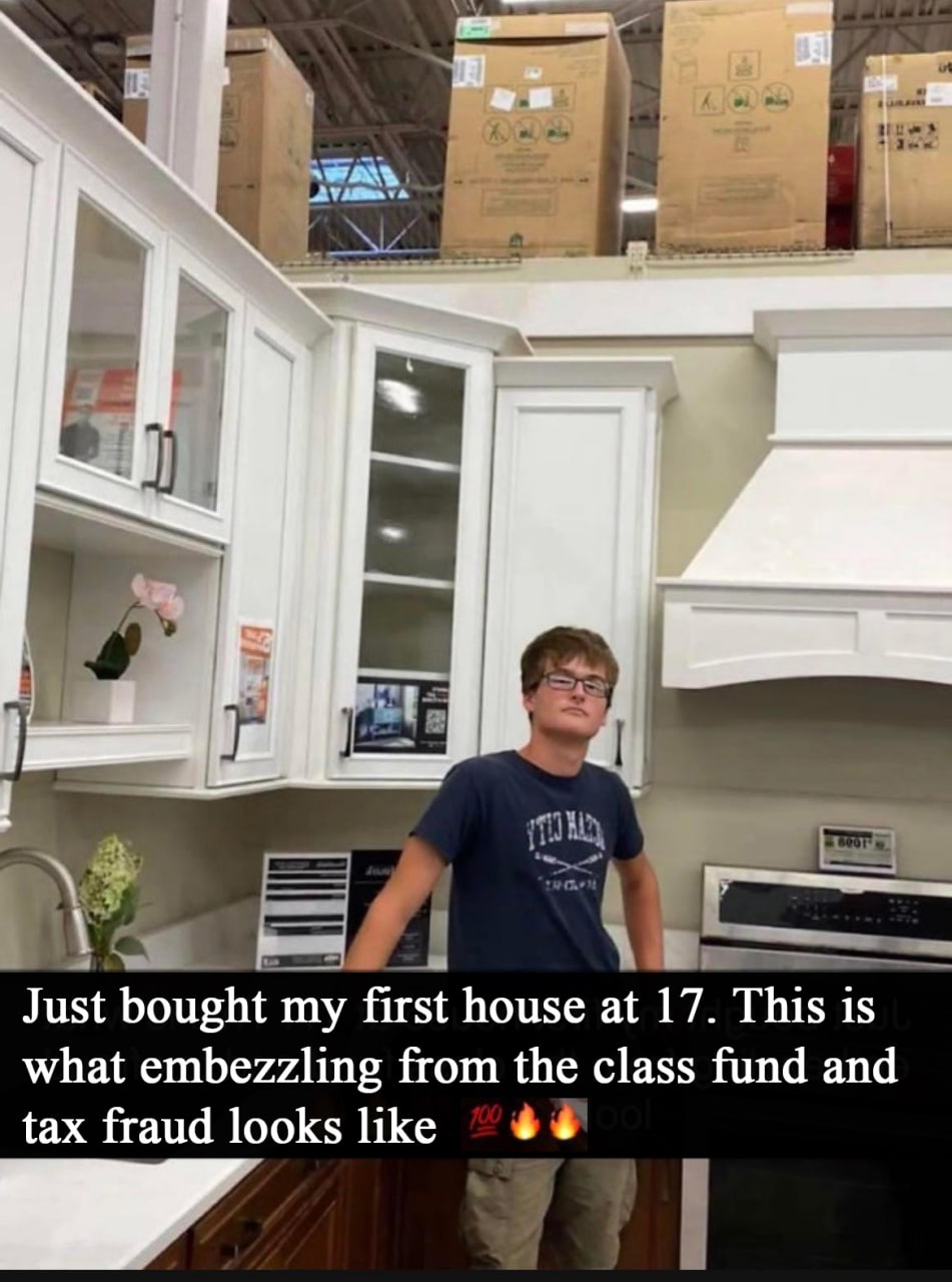 Just bought my first house at 17 Мем с парнем, который купил свой первый дом в 17 лет благодаря растрате школьного фонда и налоговому мошенничеству.