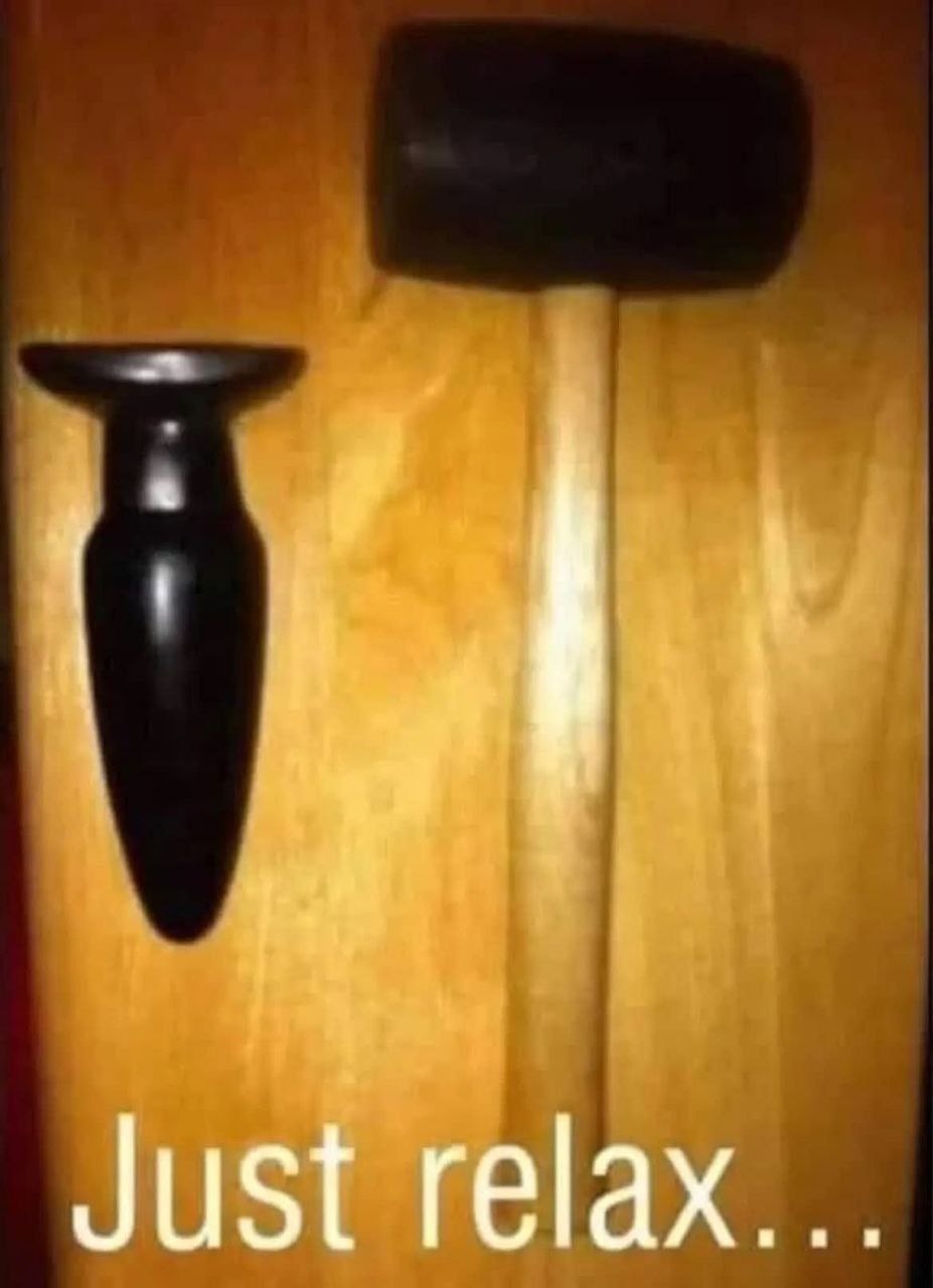 Just relax и молоток На картинке изображены резиновый молоток и анальная пробка, а также надпись "Just relax..."
