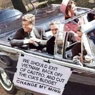 Кеннеди и табличка change my mind Мем с фотографией Джона Ф. Кеннеди в автомобиле и табличкой с фразой «WE SHOULD EXIT VIETNAM, BACK OFF OF CASTRO, AND CUT THE CIA'S BUDGET. CHANGE MY MIND»