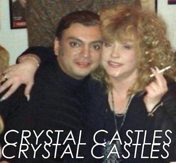 Киркоров и Пугачева с сигаретой Crystal Castles Мем с двумя людьми, предположительно Филиппом Киркоровым и Аллой Пугачевой, обнимающимися и курящими, с подписью "Crystal Castles".