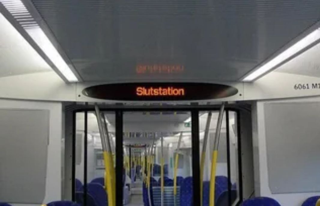 Пустой вагон метро с электронным табло «Substation» над дверями.