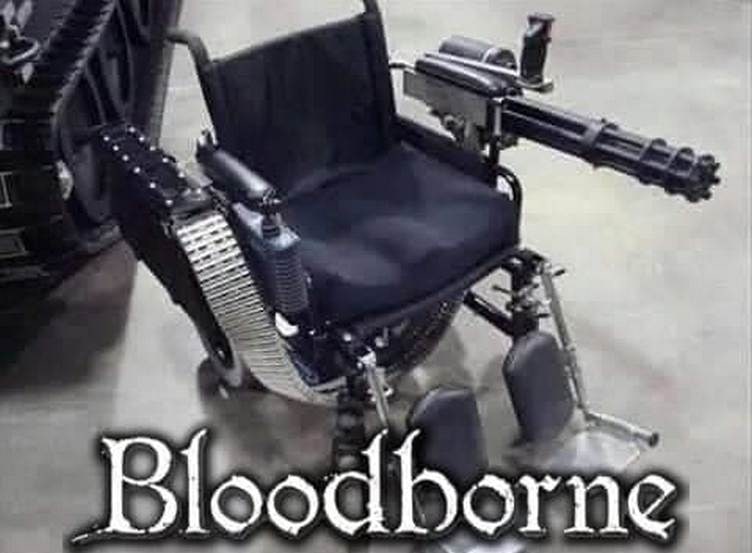 Коляска с пулеметом Bloodborne Инвалидная коляска, модифицированная под боевую машину, с гусеницей и пулеметом Гатлинга, с надписью Bloodborne.