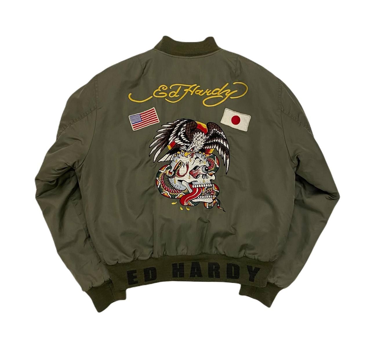 Куртка-бомбер Ed Hardy с орлом и черепом Фото темно-зеленой куртки-бомбера Ed Hardy с вышивкой орла, черепа, змеи и флагов США и Японии на спине