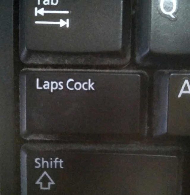 Клавиша Laps Cock на клавиатуре Клавиша Caps Lock, на которой стерлась надпись и теперь видно только "Laps Cock".
