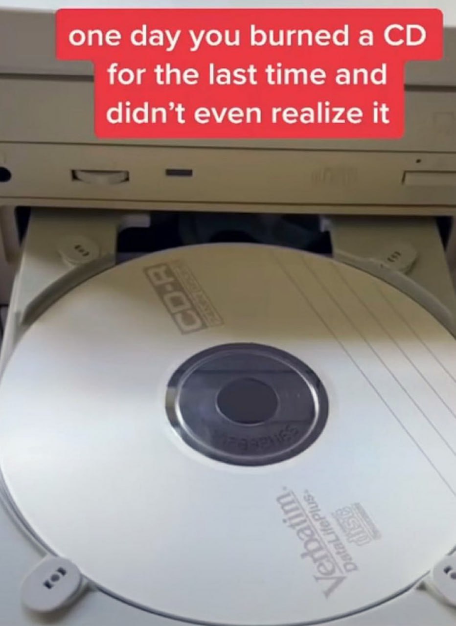 One day you burned a CD for the last time Мем о том, как однажды в последний раз записываешь CD-диск и не осознаешь этого