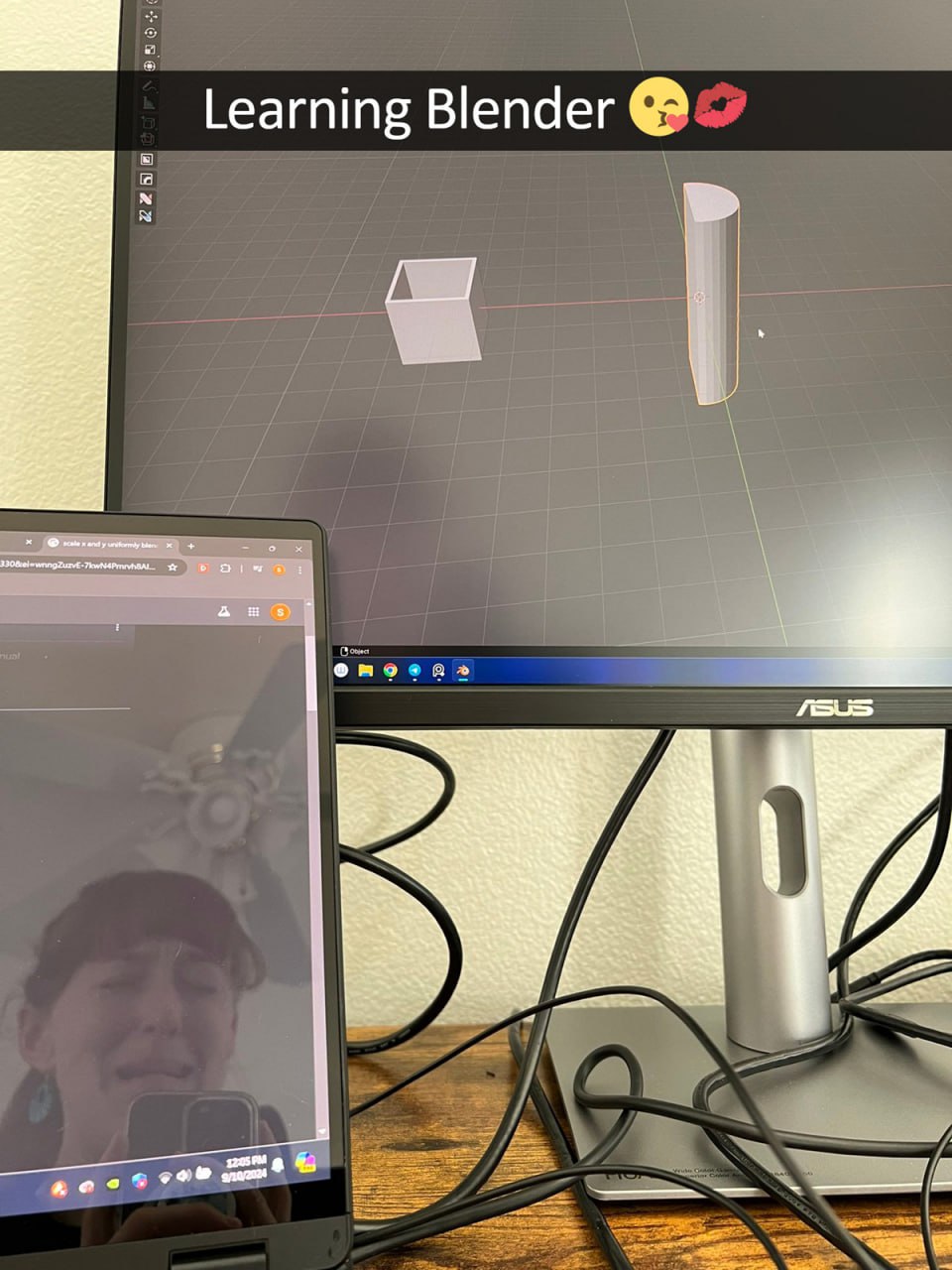 Learning Blender Мем, на котором девушка учится работать в 3D-редакторе Blender и отражается в экране своего ноутбука, выглядящей очень уставшей