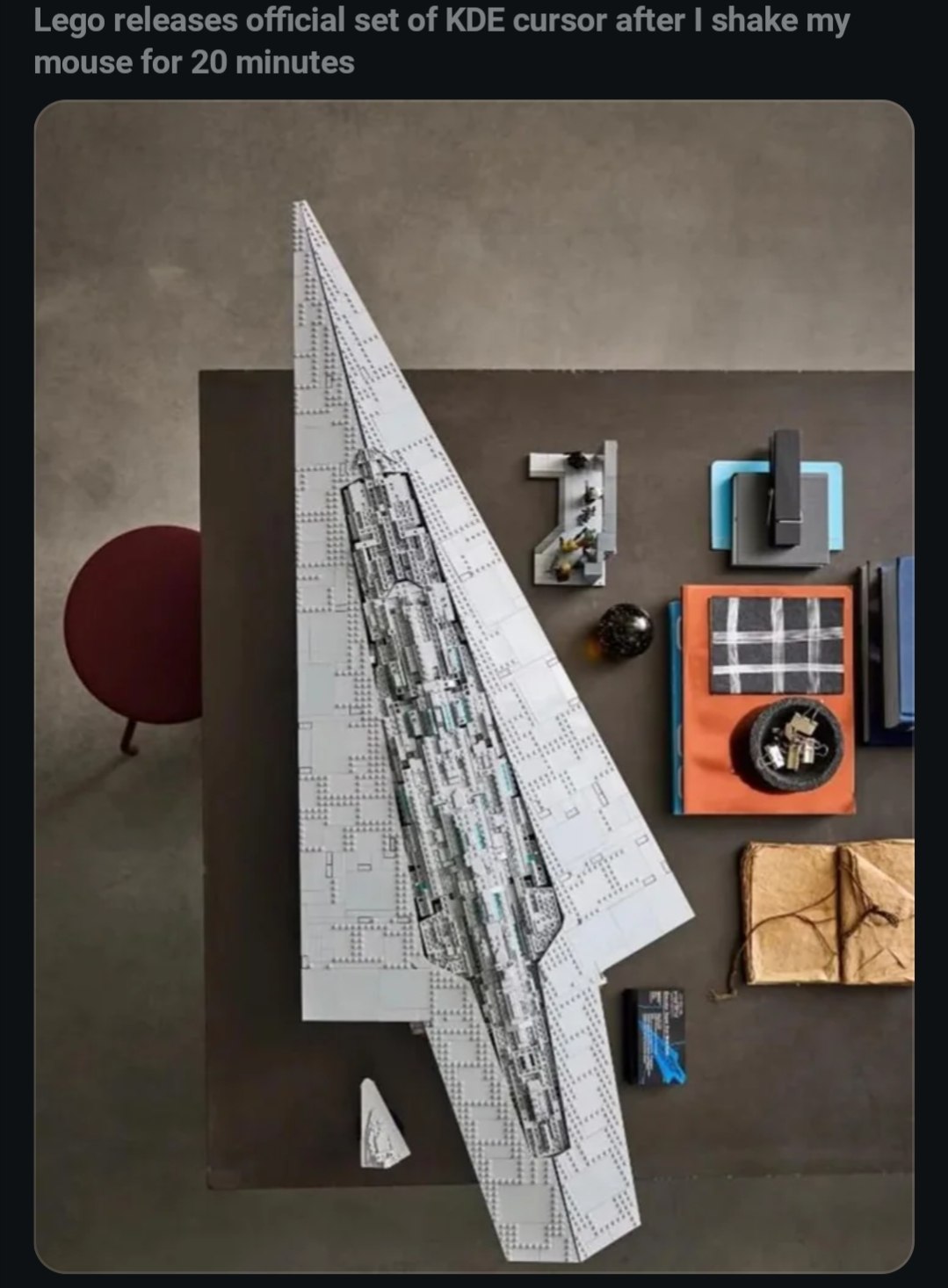 Крупный набор LEGO в виде длинного корабля с подписью про официальный набор курсора KDE после 20 минут тряски мыши