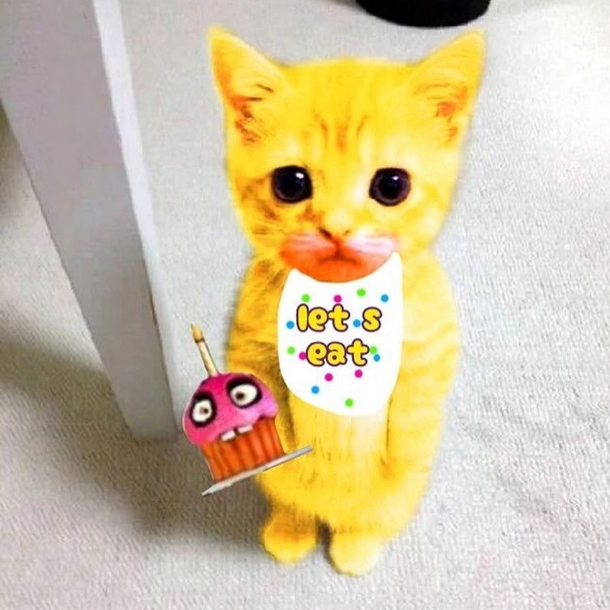 Let's eat котенок с кексом Милый рыжий котенок в слюнявчике с надписью «Let's eat» держит в лапках кекс с глазами из Five Nights at Freddy’s