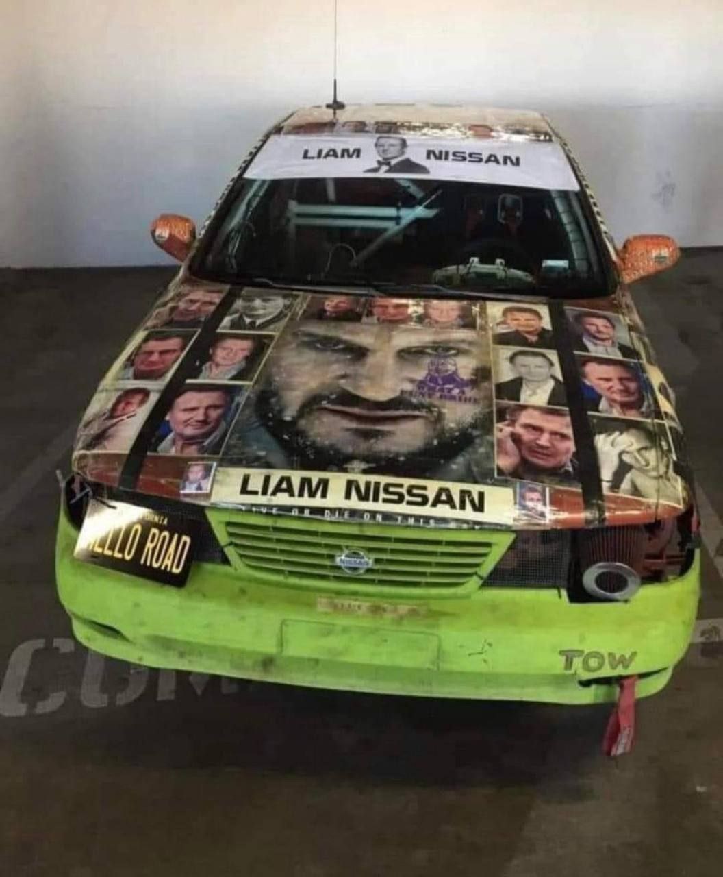 Автомобиль Liam Nissan Автомобиль Nissan, весь обклеенный изображениями Лиама Нисона. На лобовом стекле надпись «Liam Nissan» и портрет Лиама Нисона.