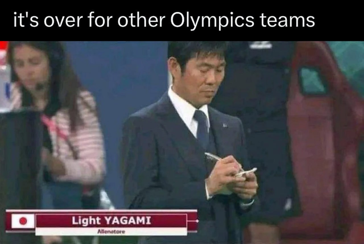 Light YAGAMI, главный тренер Мужчина по имени Лайт Ягами, одетый как тренер, что-то записывает в блокнот на спортивном мероприятии.