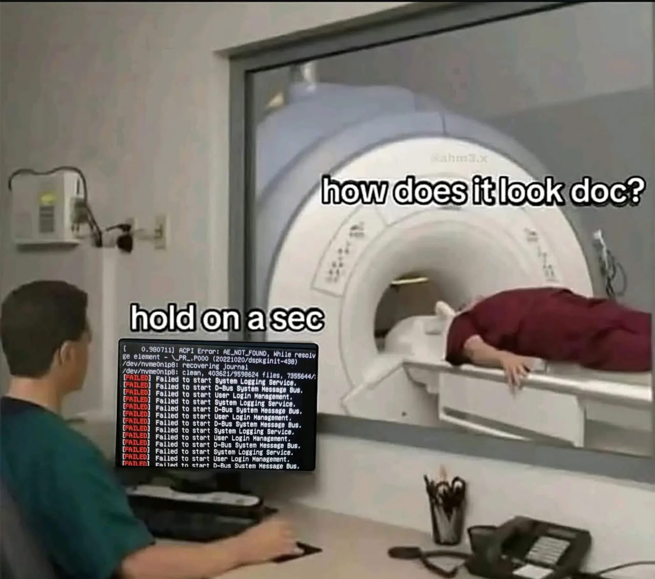 Linux error on a screen Врач смотрит на экран компьютера с ошибками Linux, пока пациент лежит в аппарате МРТ
