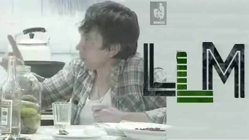 Женщина за столом на кухне рядом с крупной надписью LLM