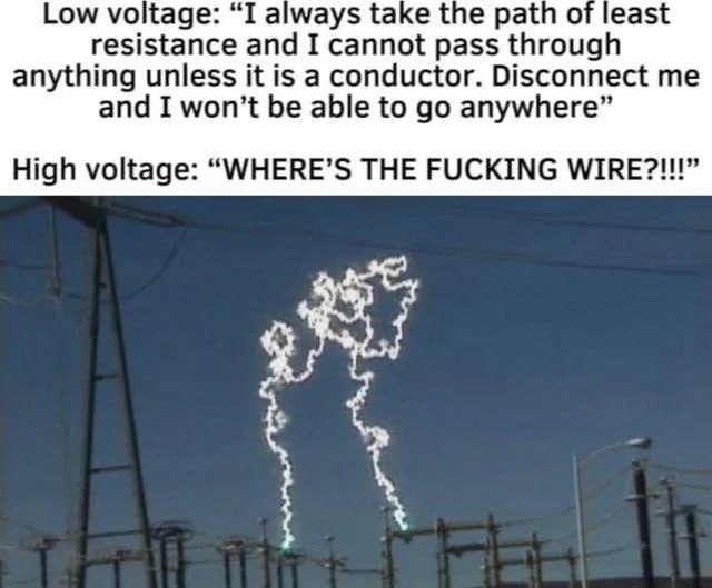 Low voltage High voltage WHERE'S THE FUCKING WIRE Мем про низкое и высокое напряжение с электрической дугой на фоне высоковольтных линий электропередач.