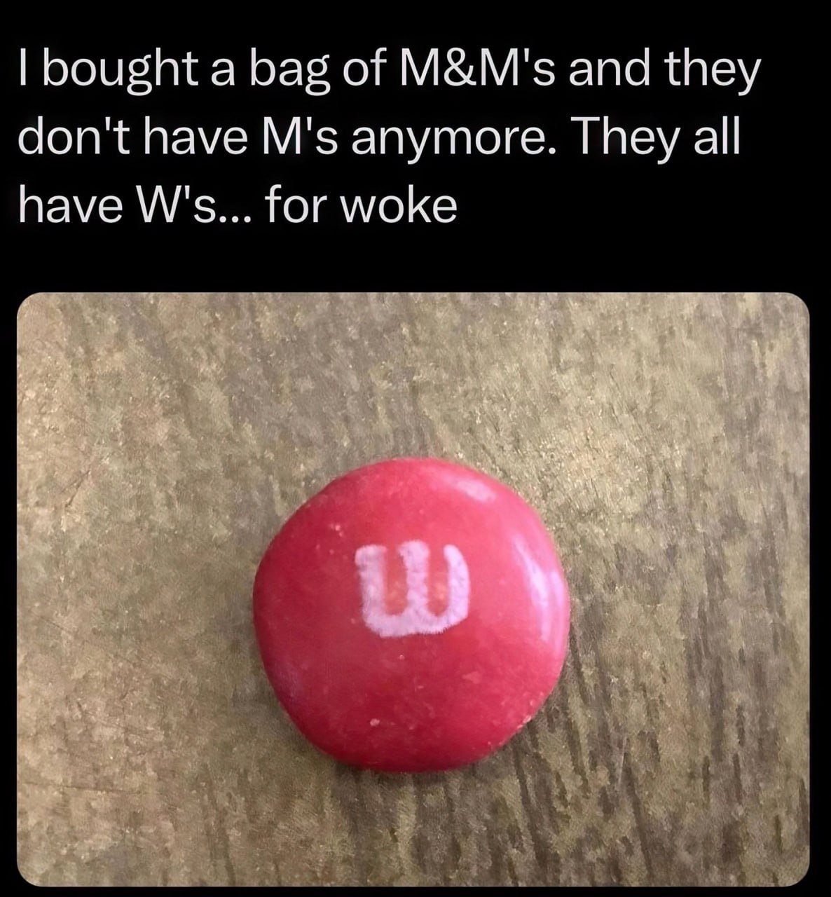 У M&M's теперь W вместо M, потому что woke Конфета M&M's с буквой "W" вместо "M", с шуткой про "woke".