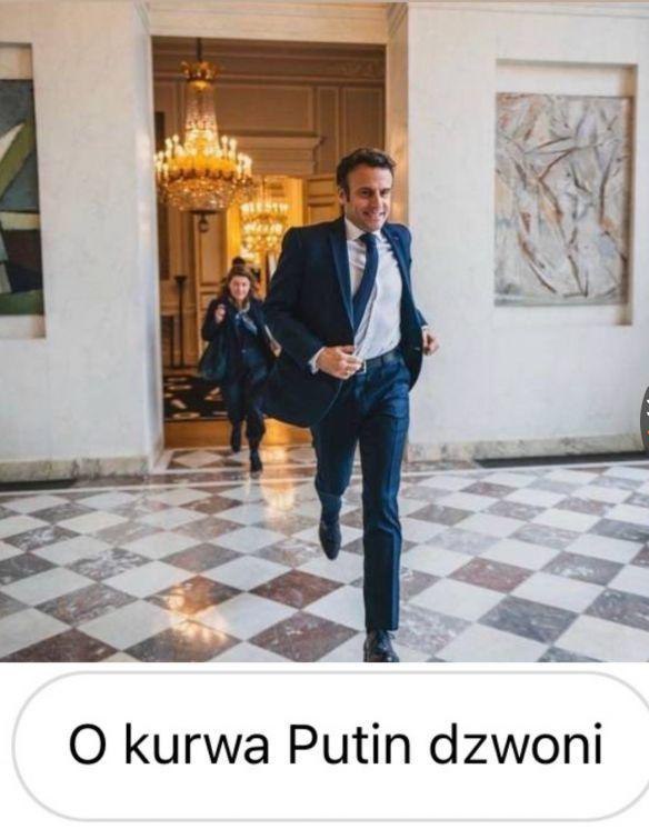 Макрон убегает от Путина Эмманюэль Макрон бежит по коридору дворца, а на фоне видны роскошные люстры и произведения искусства. Макрон улыбается и смотрит вперёд. Надпись под изображением: «О, черт, Путин звонит».