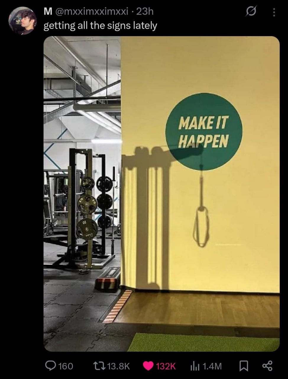 MAKE IT HAPPEN с тенью петли TRX Надпись MAKE IT HAPPEN на стене спортзала с тенью от петли TRX, похожей на мужской половой орган