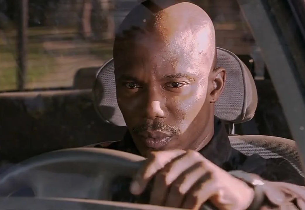 Мужчина за рулем автомобиля, смотрящий вперед