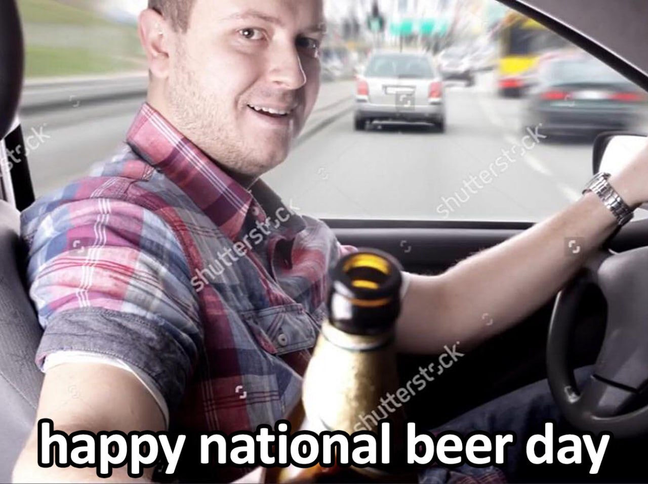 Мужчина за рулем с пивом Happy national beer day Мужчина в клетчатой рубашке за рулем автомобиля держит бутылку пива, на фоне движущегося транспорта. Надпись: happy national beer day.