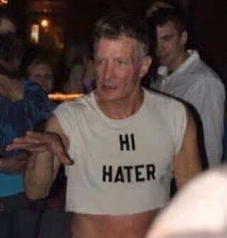 Мужчина в футболке Hi Hater Мужчина в укороченной футболке "HI HATER" на вечеринке.