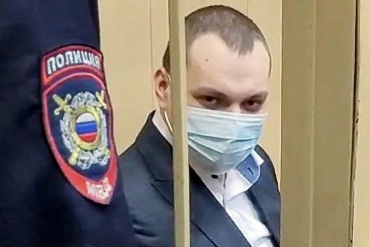 Мужчина в маске за решеткой с полицией Мем с человеком в маске, выглядывающим из-за решетки рядом с полицейским