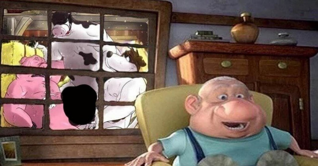 Мужчина сидит и смотрит в окно на животных Пожилой мужчина сидит в кресле и с улыбкой смотрит в окно, за которым видны антропоморфные животные: корова, свинья и собака.