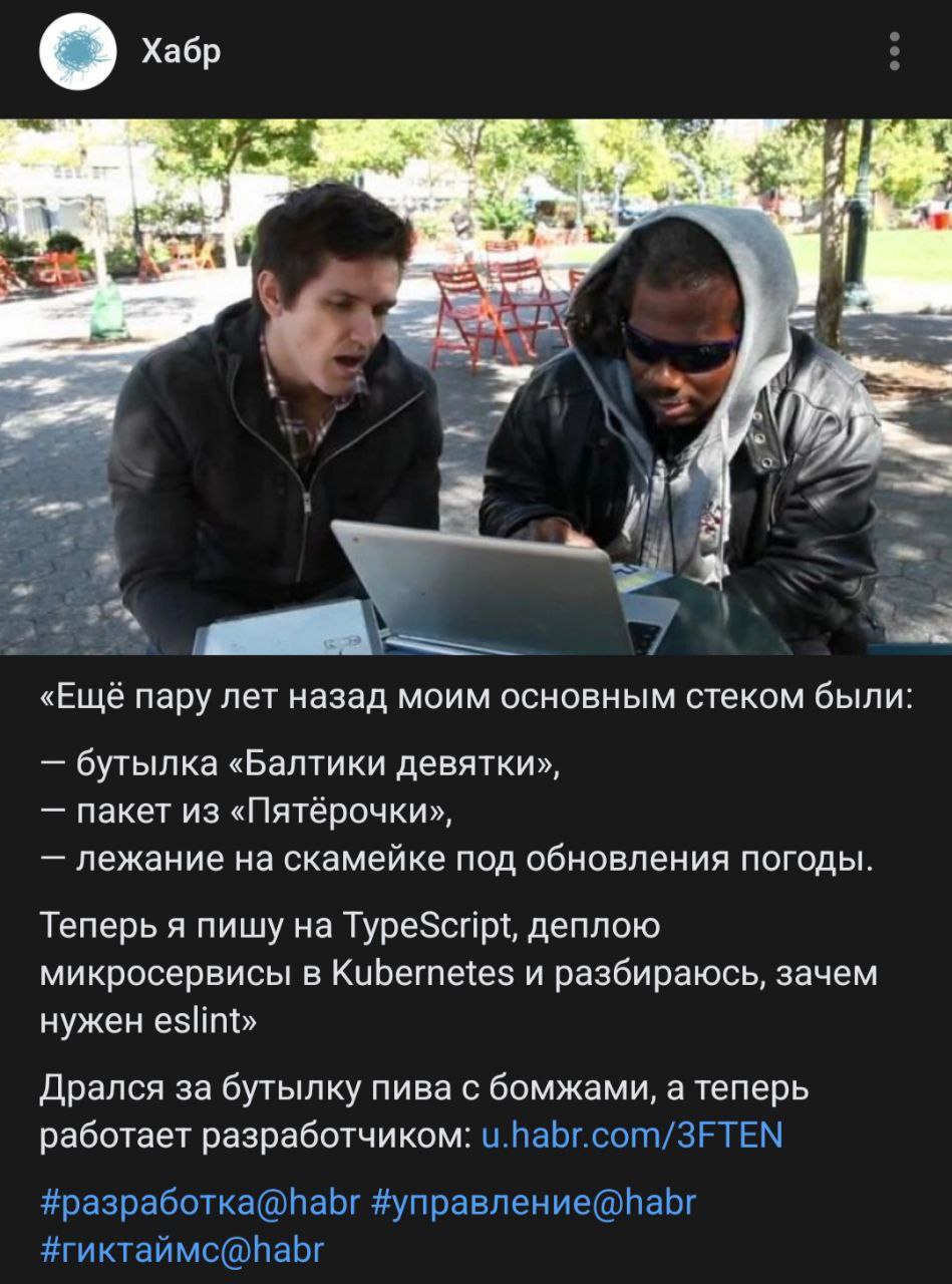 Мужчина удивлен сидящим с ноутбуком Мужчина удивлен тому, что видит на ноутбуке второго человека