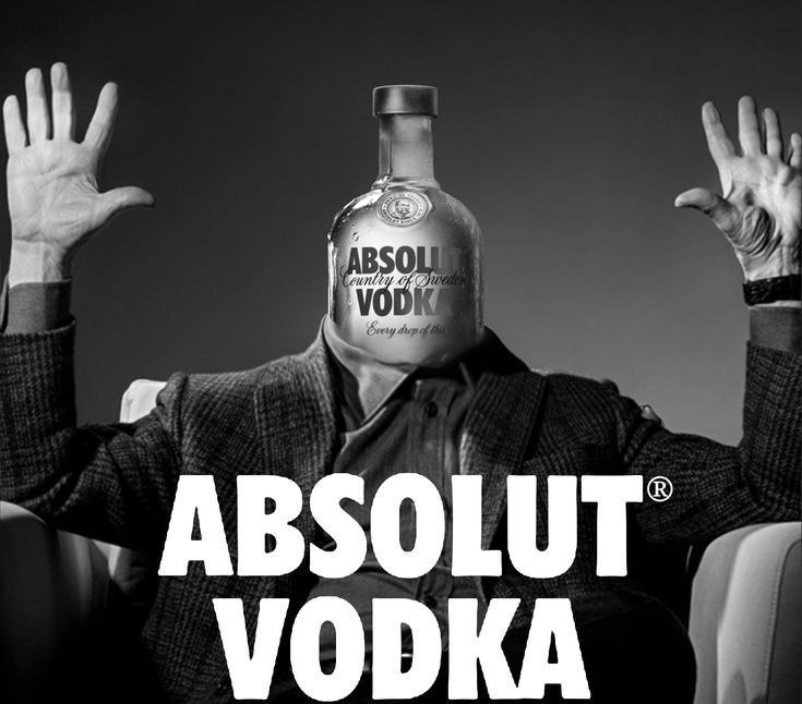 Мужчина с головой бутылки Absolut Vodka Мужчина с поднятыми руками, вместо головы у которого бутылка водки Absolut
