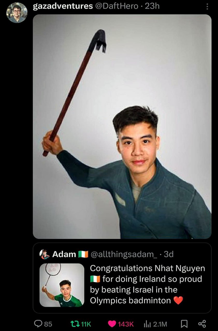 Nhat Nguyen с монтировкой Мужчина держит монтировку как Гордон Фримен, а внизу пост из Твиттера с поздравлением спортсмена, победившего Израиль.
