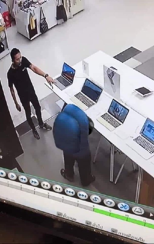 Мужчина с огромной попой и указывающий парень Мужчина с огромной попой стоит возле стола с ноутбуками, а другой мужчина указывает на него