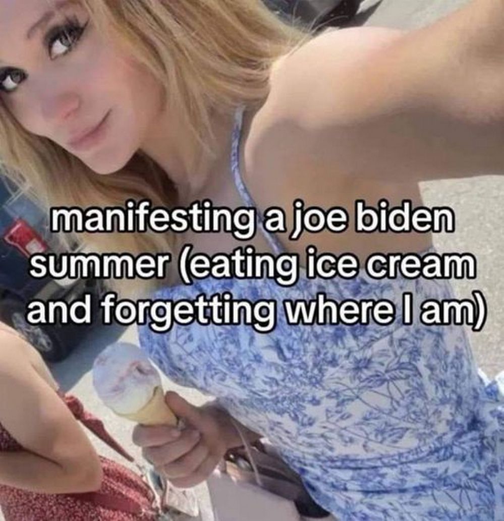 Manifesting a Joe Biden summer Девушка ест мороженое и хочет провести лето как Джо Байден