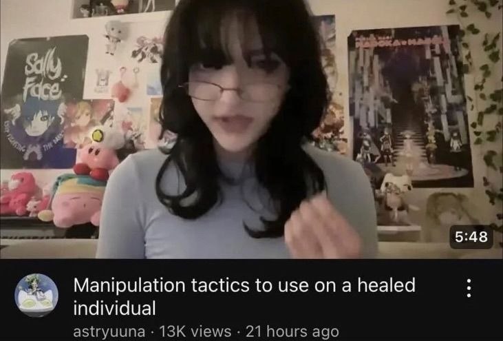 Девушка на фоне постеров и мягких игрушек представляет видео «Manipulation tactics to use on a healed individual» — «Тактики манипуляции для использования на исцелившемся человеке».