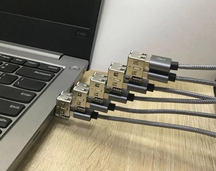 Множество USB портов из одного На ноутбуке подключено несколько USB-хабов, создающих цепочку из множества портов
