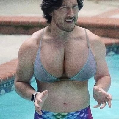 Маркиплаер в бикини и с грудью Марк Фишбах, известный как ютубер Markiplier, в женском купальнике и с искусственной грудью в бассейне.