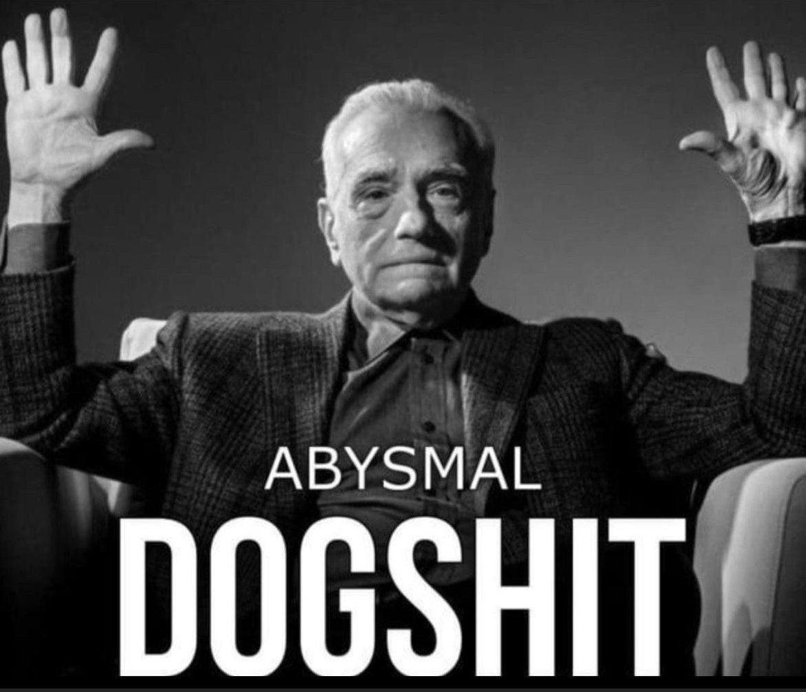 Мартин Скорсезе Abysmal Dogshit Мартин Скорсезе в черно-белом изображении, сидящий с поднятыми руками, с текстом "Abysmal Dogshit" под ним.